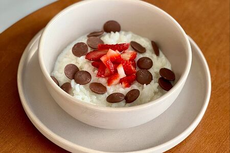Каша Рисовая с клубникой и шоколадными дропсами