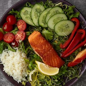 Красная рыба с рисом, овощами и зеленью 