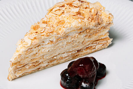 Наполеон с ягодами