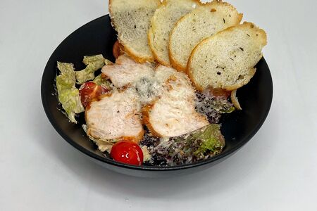 Салат Цезарь с куриной грудкой