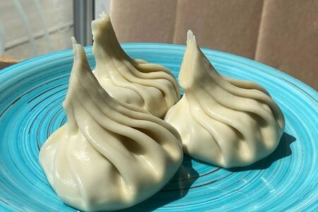  Хинкали с лососем и жареным луком