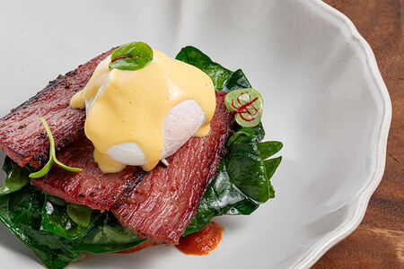 Бенедикт с пастрами