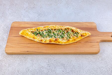 Турецкий мясной пиде с томатным соусом и моцареллой 
