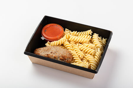 Котлета по-домашнему с фузилли и томатным соусом