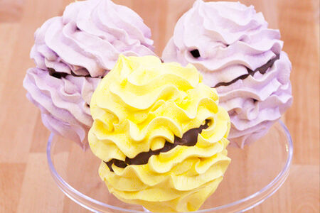 Воздушное разноцветное пирожное