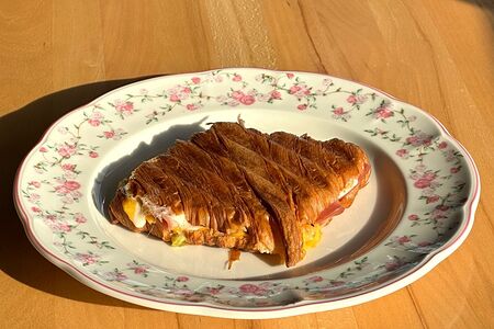 Гриль-круассан с мортаделлой, моцареллой и сыром чеддер