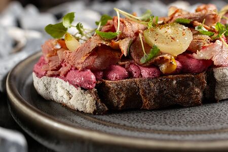 Брускетта с копченой утиной грудкой