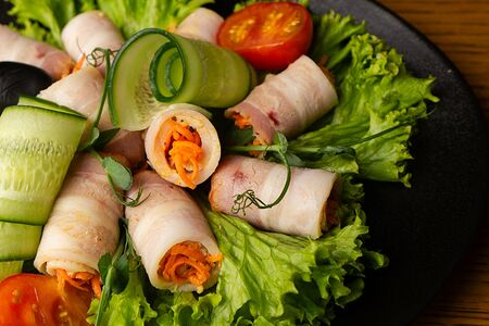 Рулетики из копчёной грудинки с хреном