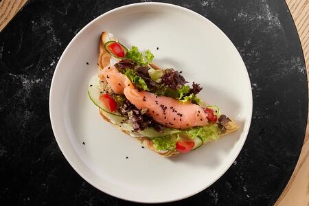 Вафля с лососем