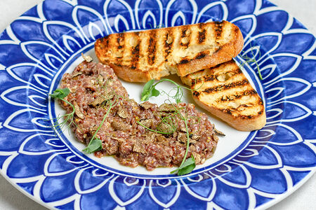 Тартар из говядины с черным трюфелем