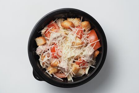Салат Цезарь с подкопченной курицей