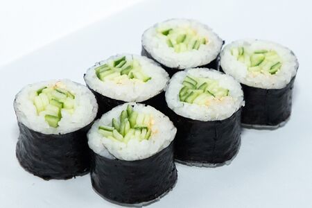 Ролл с огурцом классический