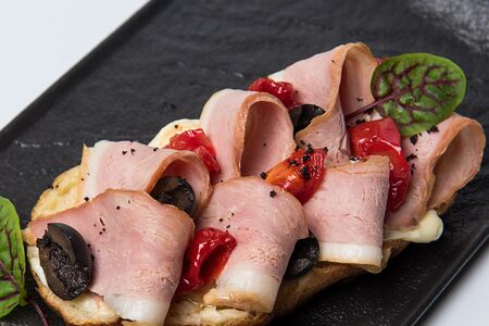 Брускетта с утиным филе