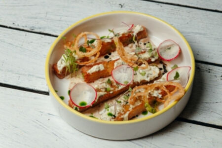 Картофельные палочки с соусом из белых грибов