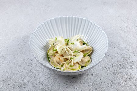 Фьюжн пельмени из подкопченной говяжьей грудинки с соусом из опят 