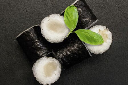 Маки с морским гребешком