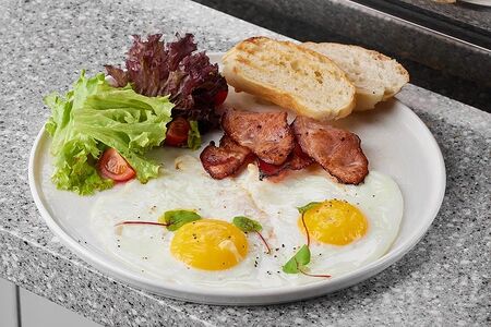 Глазунья с беконом