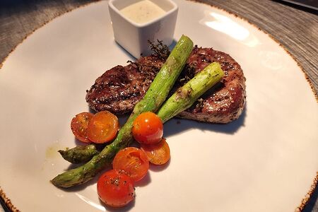 Стейк из говяжьей вырезки под соусом 