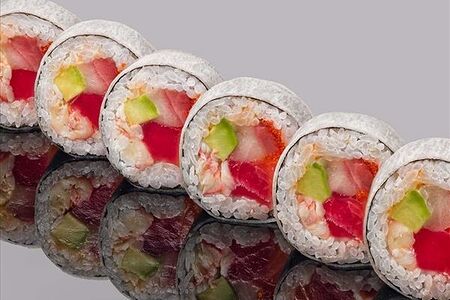 Ролл из тунца еллоуфин, камчатского краба, лосося, лакедры с соусом спайси
