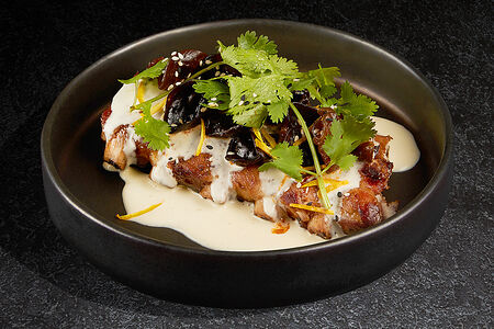 Свиные рёбра с древесными грибами и цитрусовым соусом