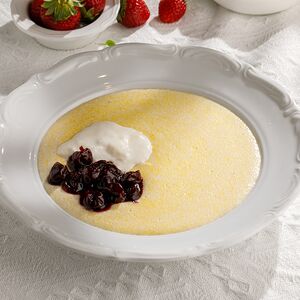 Кукурузная каша с вишневым конфитюром и страчателлой