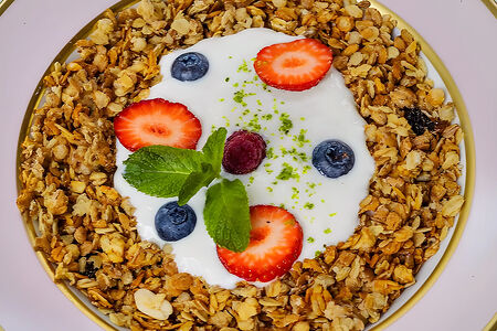 Мюсли с миндалем, фисташками, ягодами