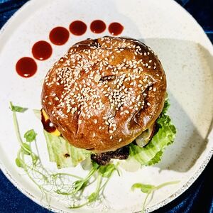 Бургер с говядиной и картошкой фри