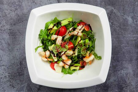 Салат с рукколой и креветками