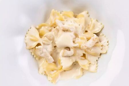 Детская паста в сливочном соусе с курицей