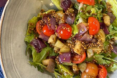 Постный салат с баклажаном и печеным перцем