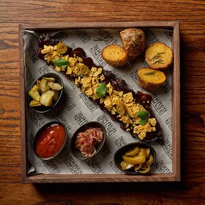 Пивные ребра в соусе барбекю с халапеньо и крошкой из начос