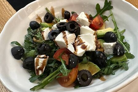 Салат с авокадо и сыром Фета