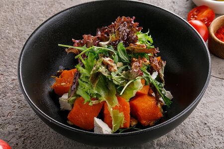 Салат с печеной тыквой и сербской брынзой