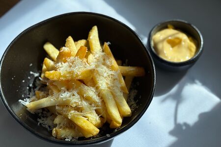 Картофель фри с пармезаном и трюфельной специей