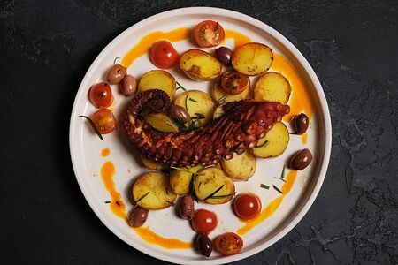 Осьминог с томатами