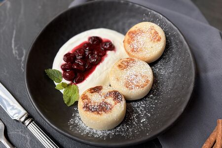 Сырники со сметаной и вишней