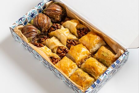 Подарочный набор с пахлавой в картонной коробке