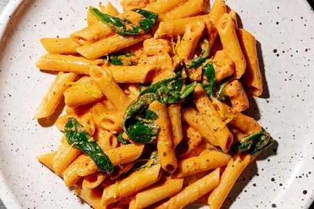 Пенне а ля крема с копченым лососем и цукини