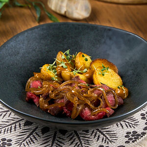 Ростбиф из мраморной говядины с обжаренным картофелем