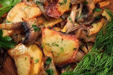 Свинина, жаренная с картофелем и грибами