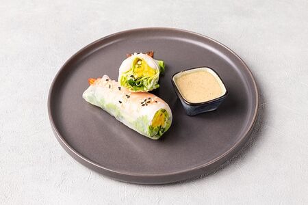 Спринг-ролл с креветкой, свежим манго и огурцом