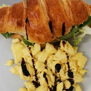 Круассан с красной рыбой и яйцом