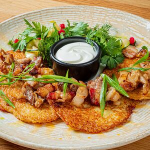 Драники с зажаркой и сметаной