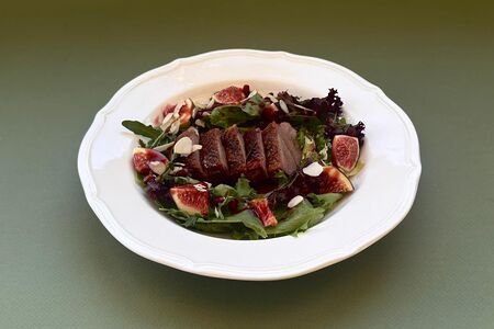 Салат с инжиром, утиной грудкой и малиновым бальзамиком