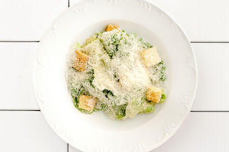 Хрустящий салат с соусом тоннато и пармезаном