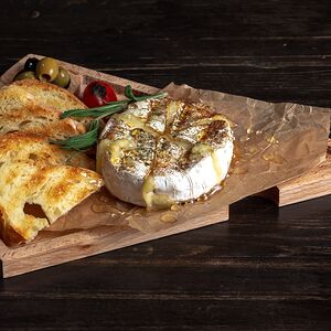 Запеченный камамбер с чиабаттой