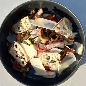 Салат с курицей гриль и вешенками