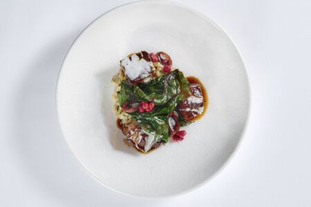 Томленая лопатка бычка с перловкой и белыми грибами