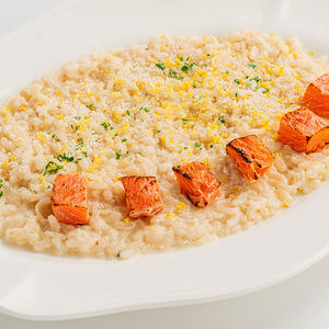 Ризотто с опаленным лососем в лимонном соусе