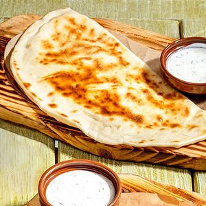 Кутаб с лососем и сыром